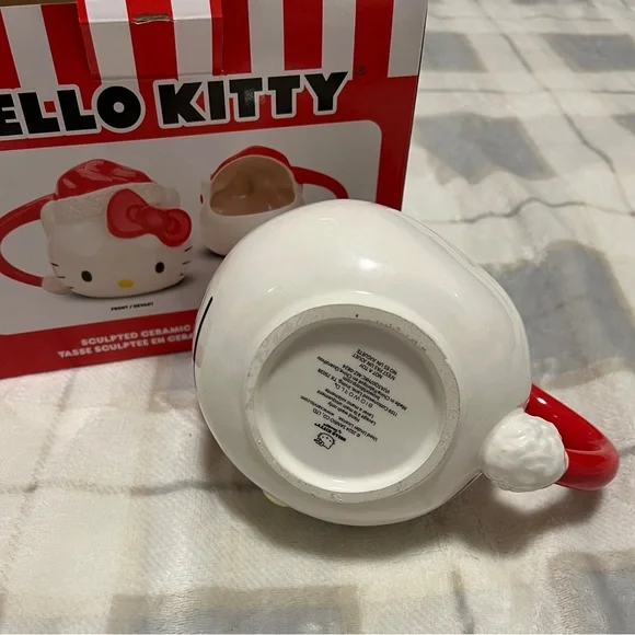Hello Kitty sculpted ceramic mug - Picture 5 of 5